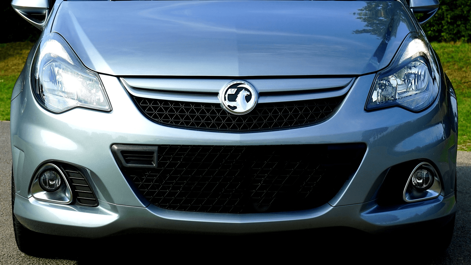 the front view of a diesel vauxhall astra car