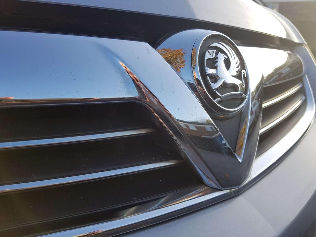 a close up of the logo on the front grill of a diesel vauxhall zafira